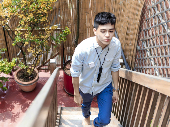 ˴