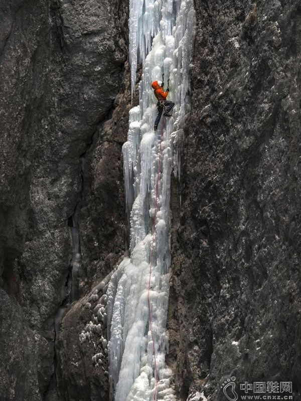 探险家挑战攀爬冰冻瀑布 画面惊险刺激