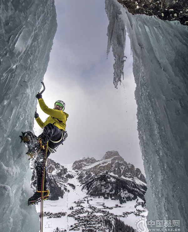 探险家挑战攀爬冰冻瀑布 画面惊险刺激