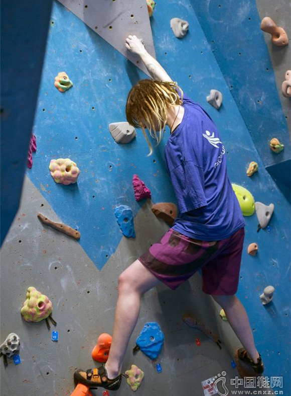 英国独臂女孩成为攀岩冠军 加入奥运代表队