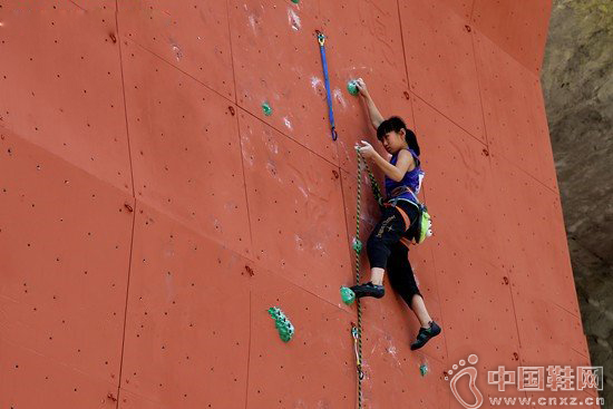 女子难度攀石赛冠军张悦彤比赛时的场景。