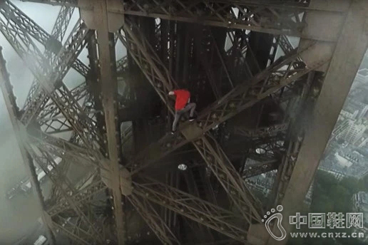 两勇士无安全绳索徒手攀登巴黎埃菲尔铁塔