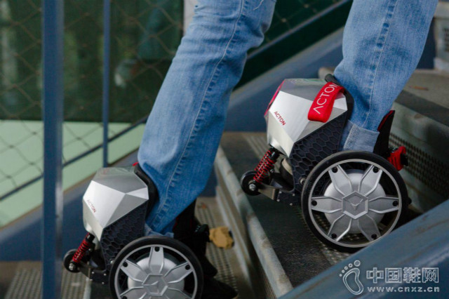 Ь RocketSkates R10