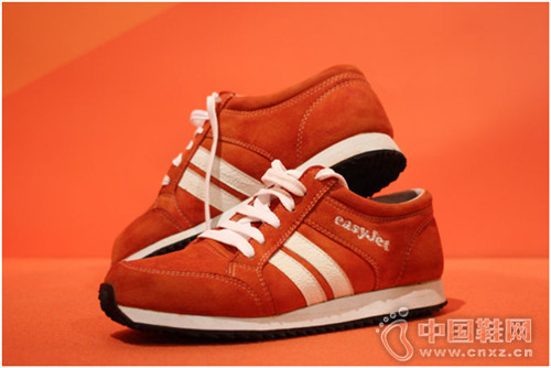 EasyJet(׽ݺ)Ϊ·ƵSneakairs˶Ь