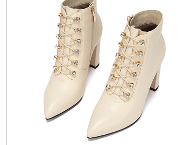 卡迪娜2020冬季新款时尚尖头粗跟短靴绑带高跟女靴